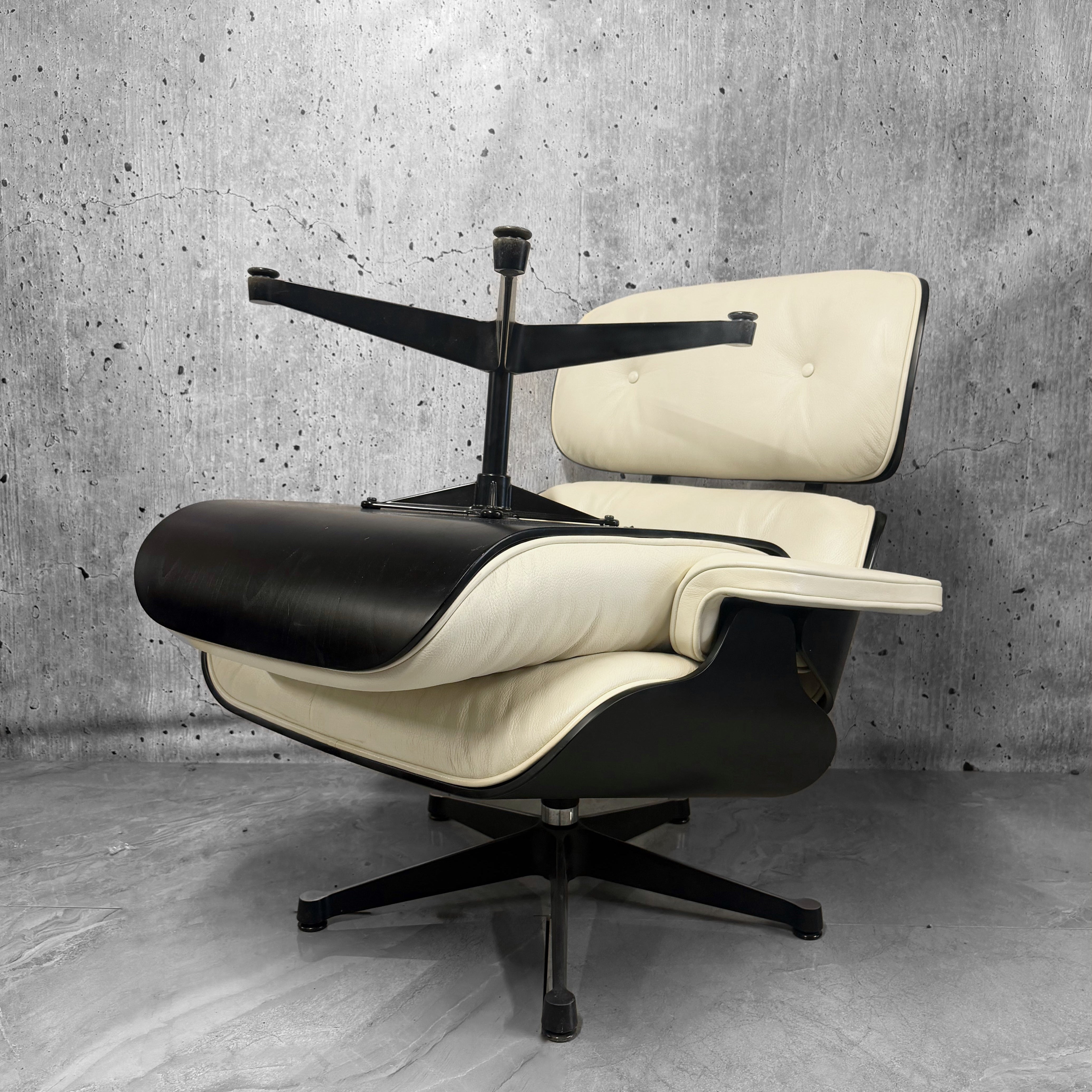 Vitra Eames 670 Lounge Chair & Ottoman Black Chesntut Snow Leather Preloved