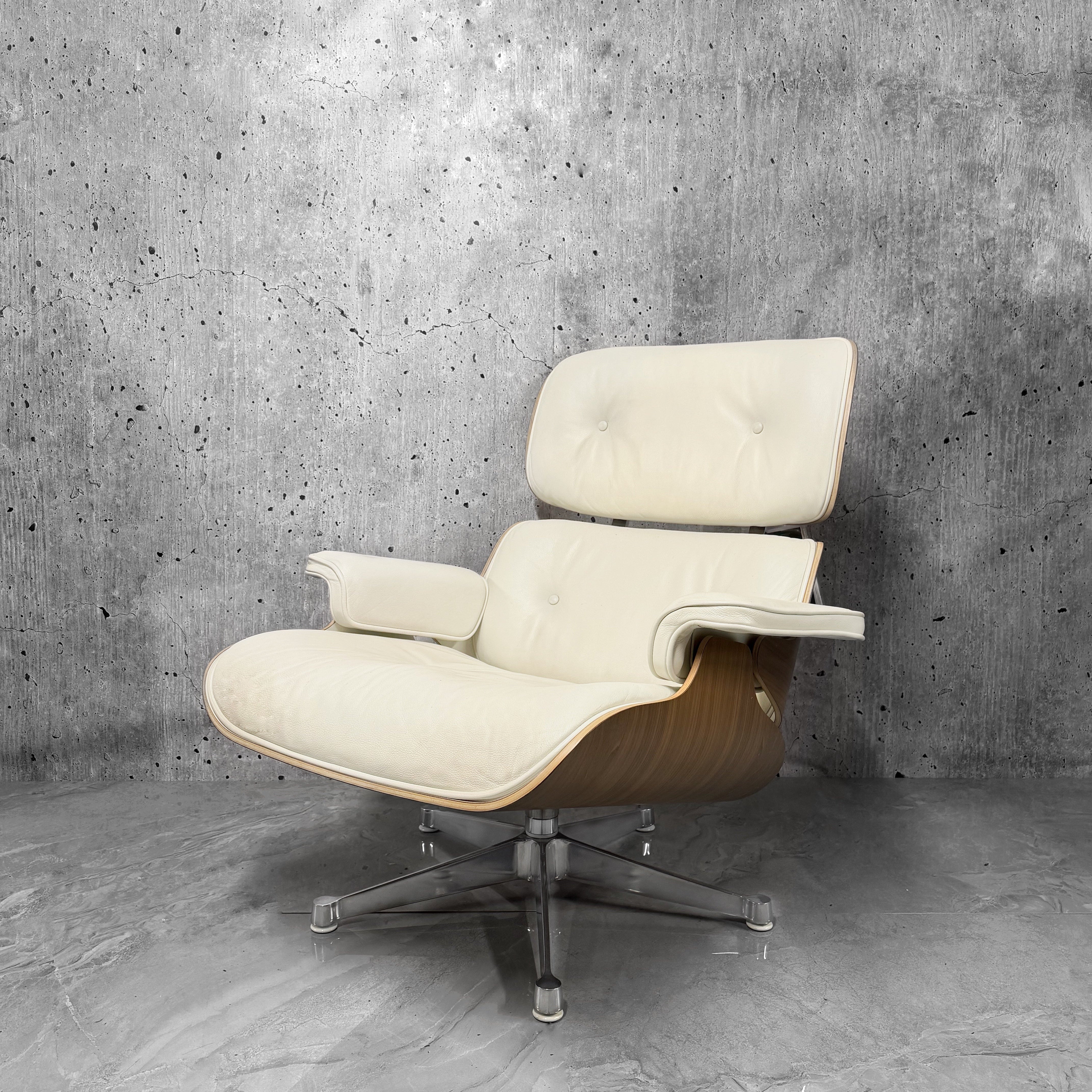 Vitra Eames 670 Lounge Chair & Ottoman Walnut Snow Preloved