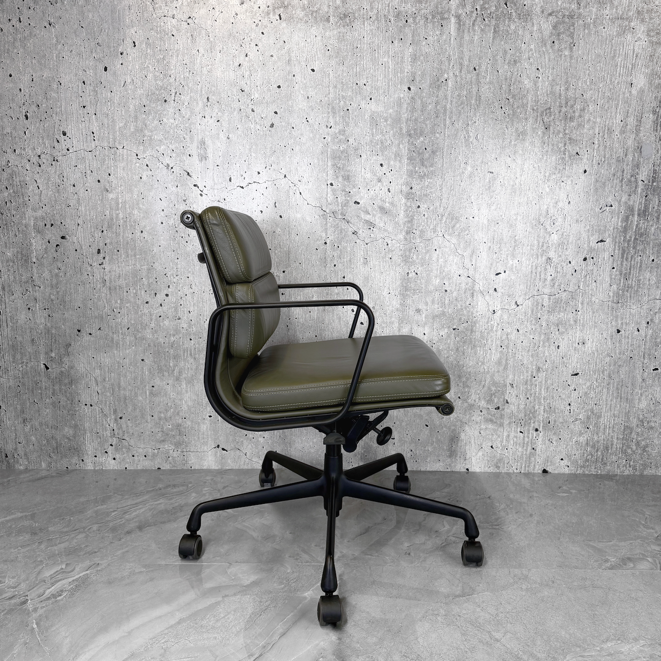Vitra Eames EA217 Khaki Leather Softpad Black Frame