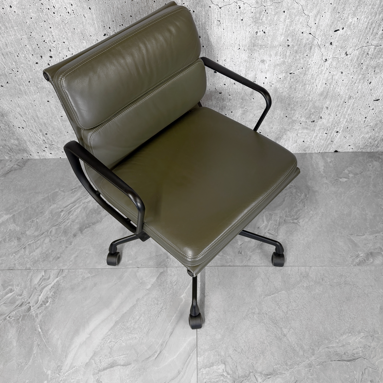 Vitra Eames EA217 Khaki Leather Softpad Black Frame