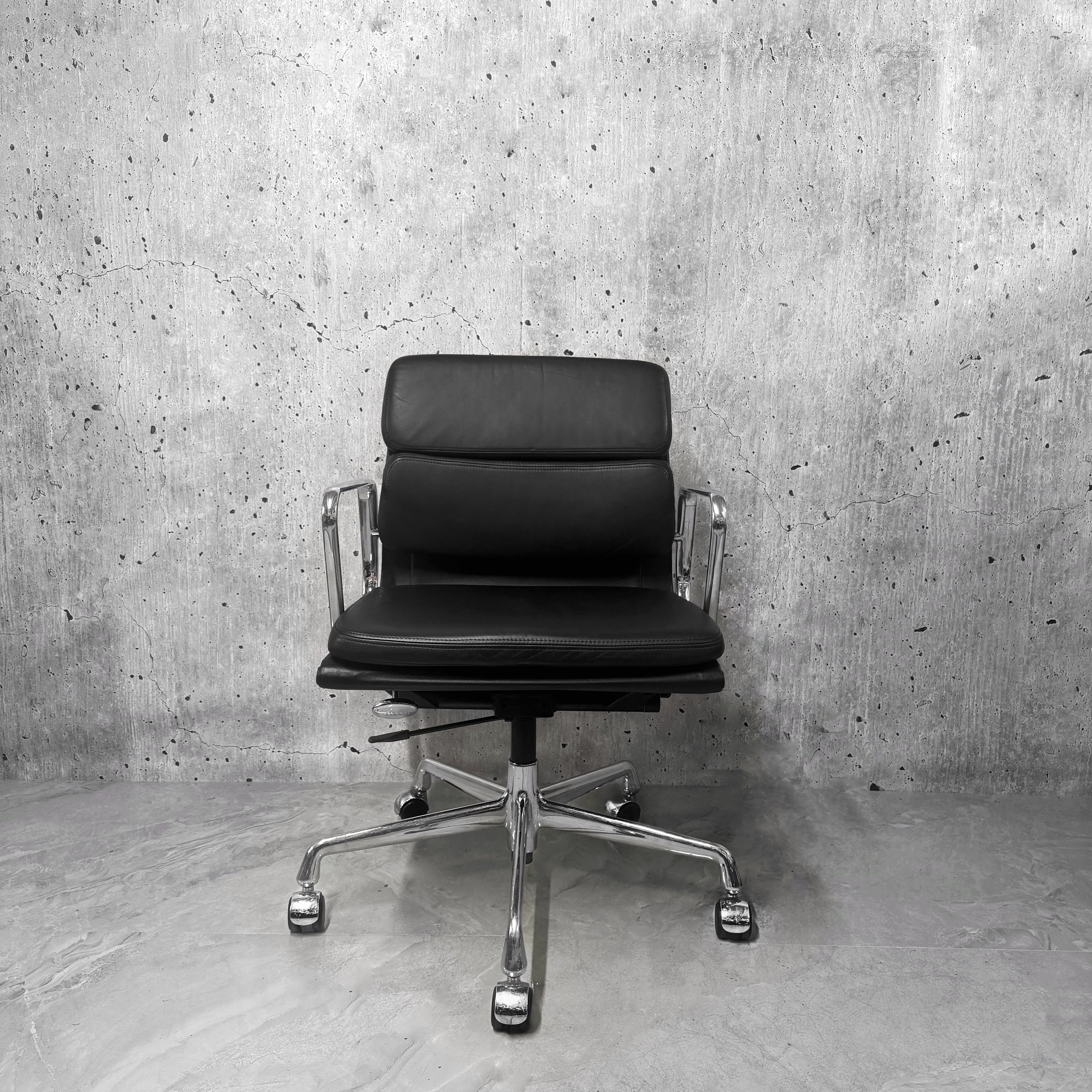 Vitra_Eames_EA217_Leather_Softpad_Lowback_Office_Chair_Refurbished_Black