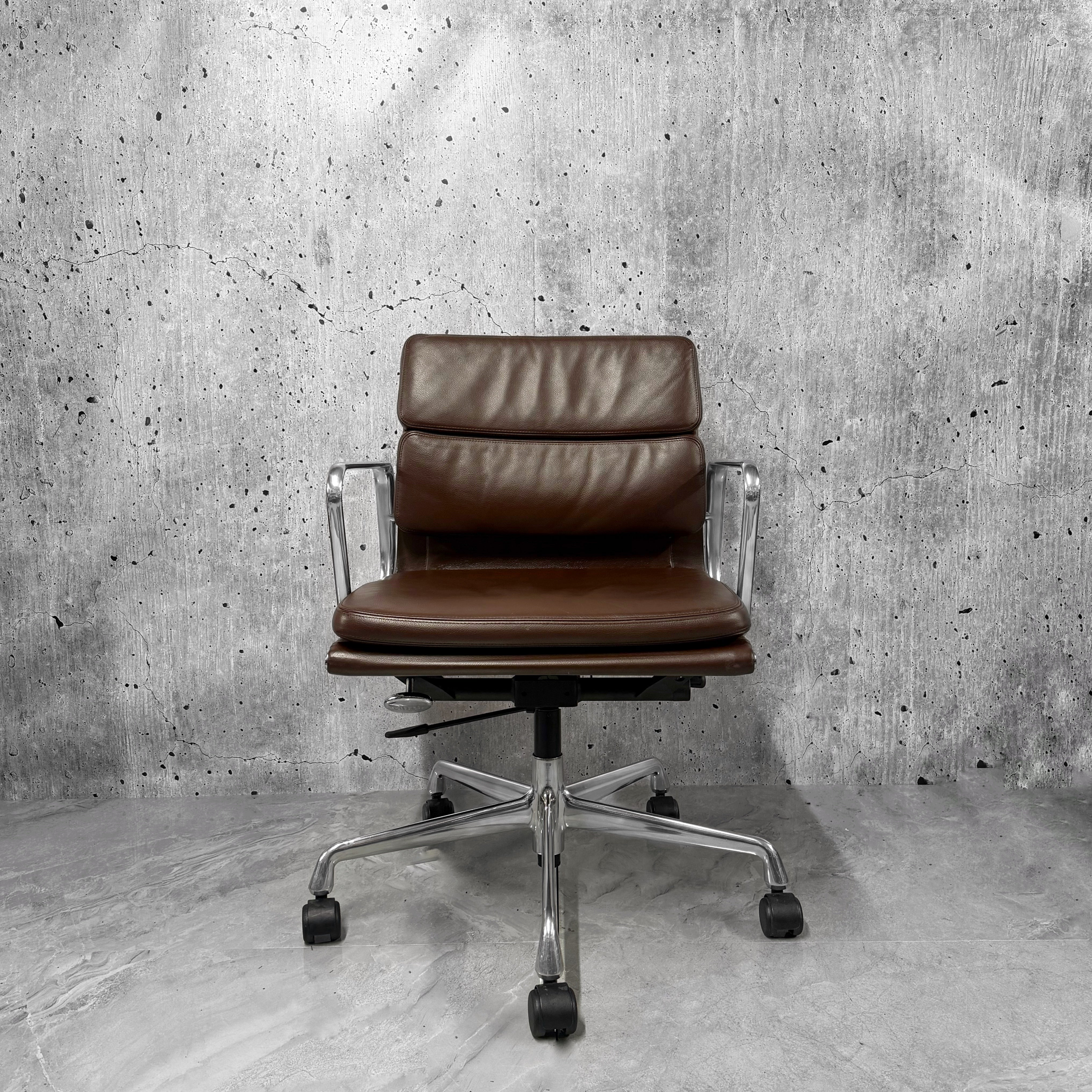 Vitra_Eames_EA217_Leather_Softpad_Lowback_Office_Chair_brown_Refurbished