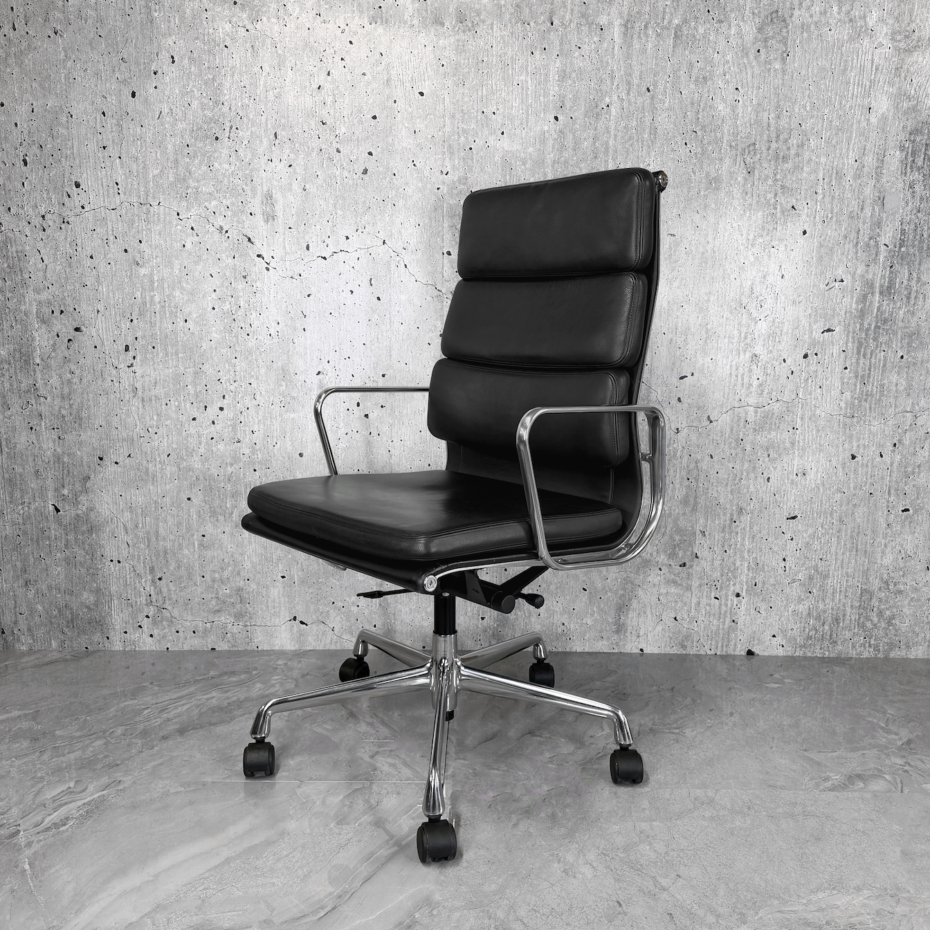 Vitra_Eames_Ea219_Black_Polished_Aluminium