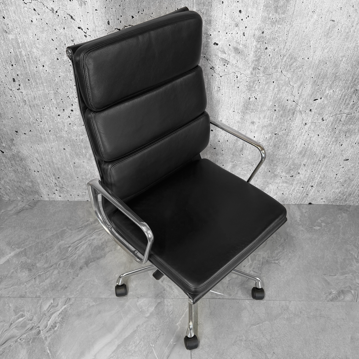 Vitra_Eames_Ea219_Black_Polished_Aluminium