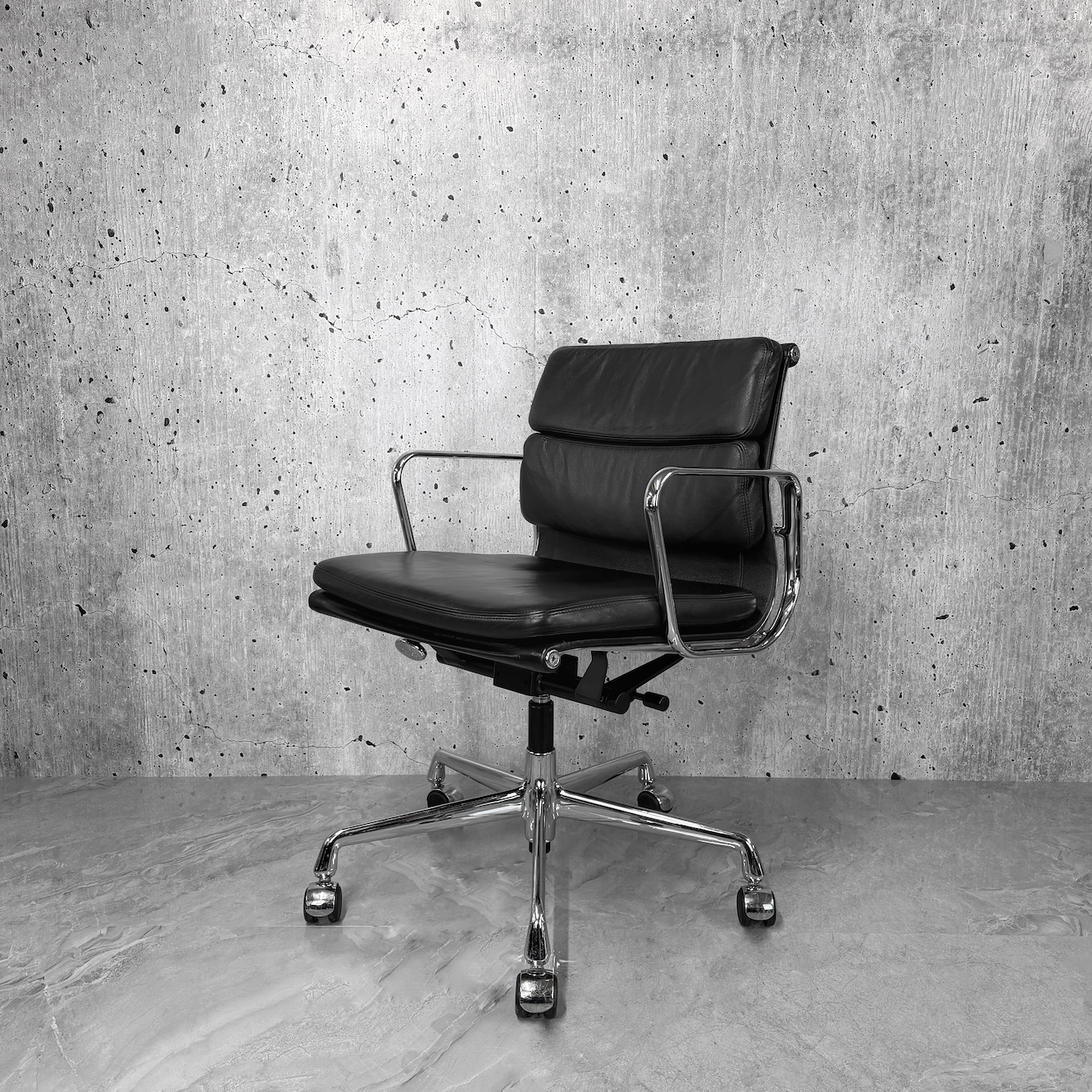 Vitra Eames Leather Softpad EA217 Lowback Office chair