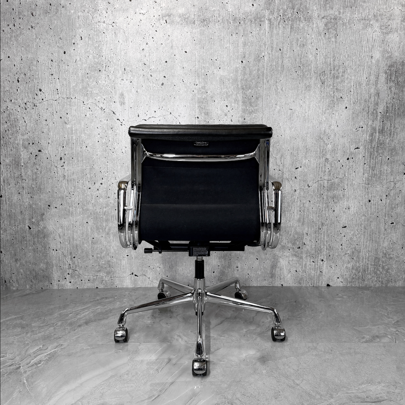 Vitra Eames Leather Softpad EA217 Lowback Office chair