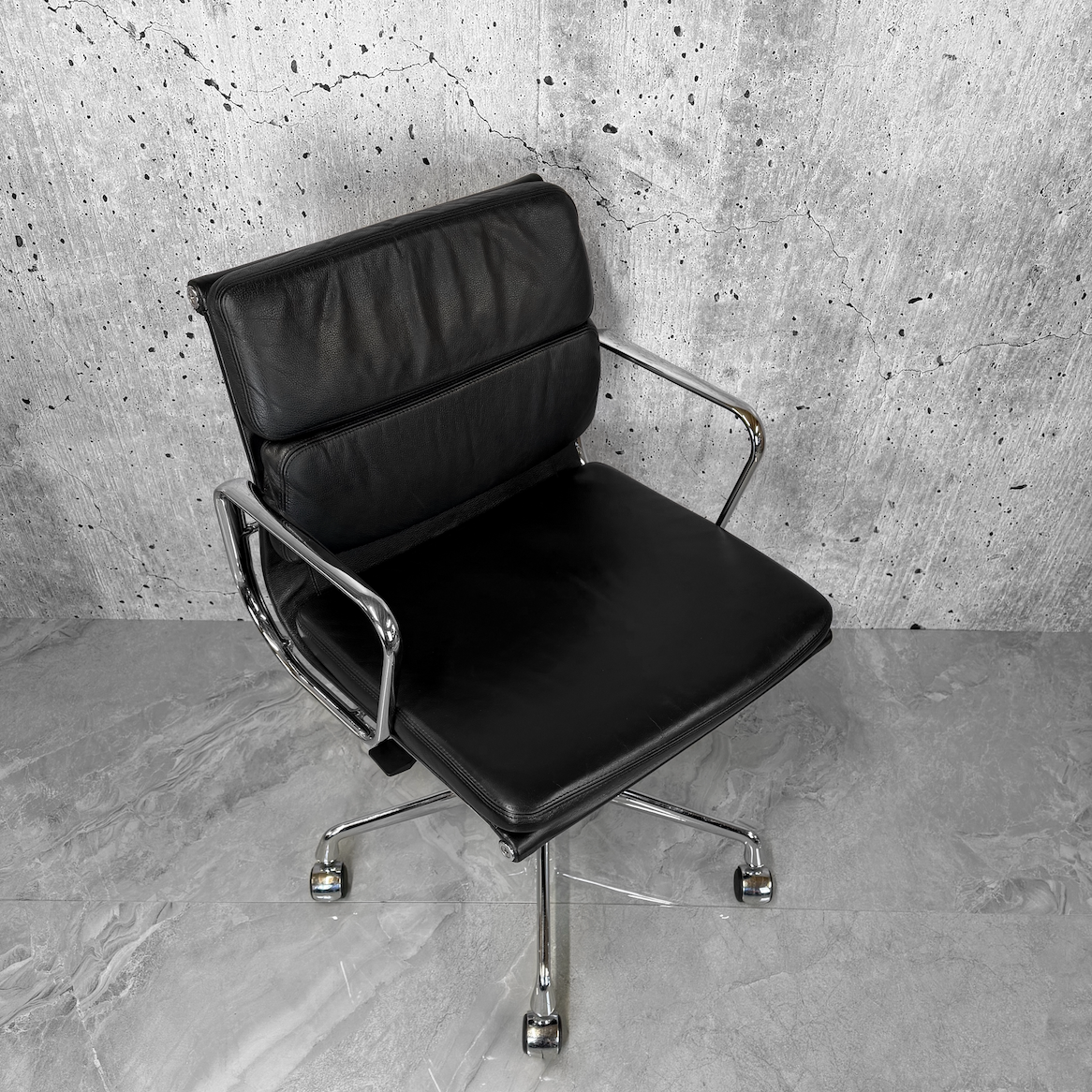 Vitra Eames Leather Softpad EA217 Lowback Office chair