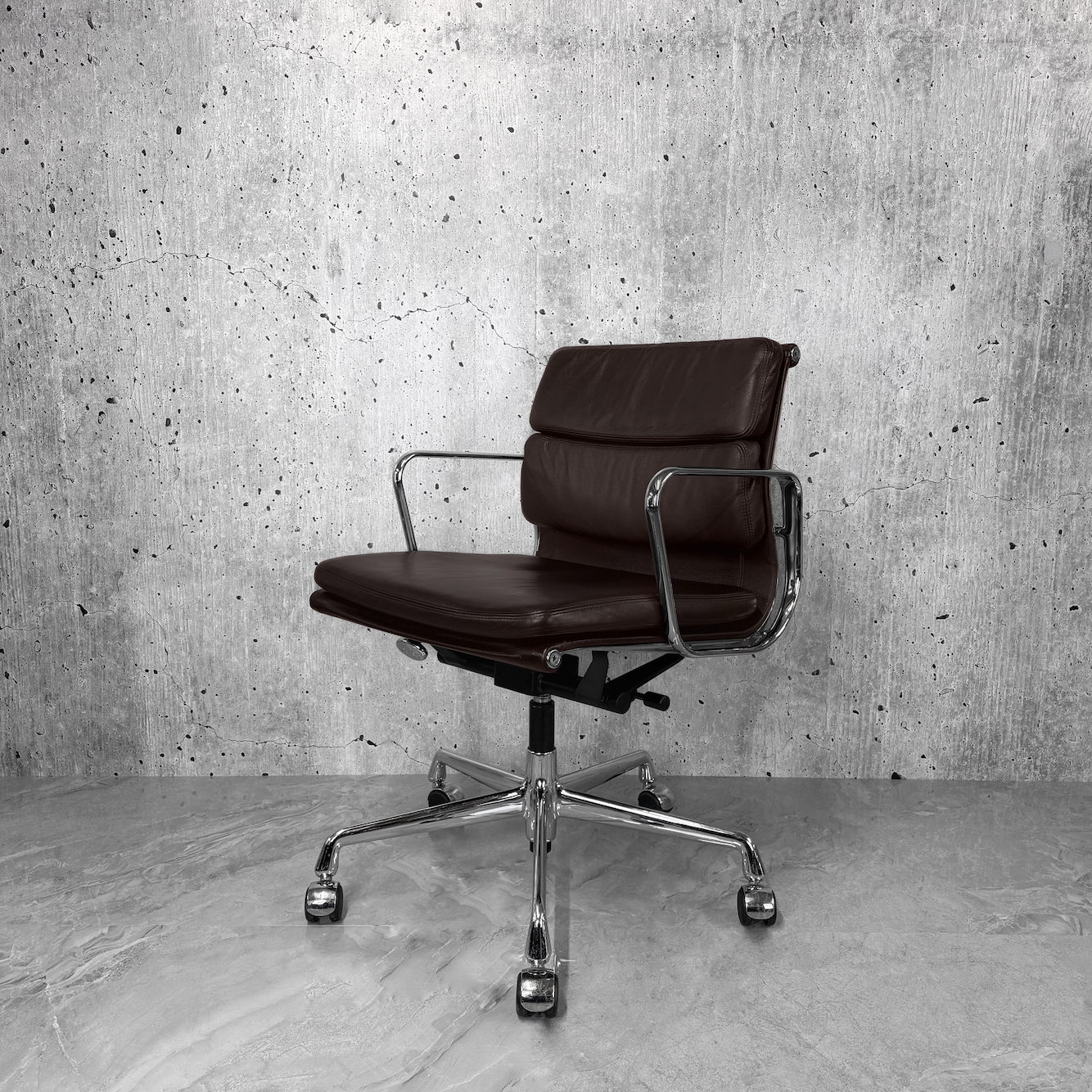 Vitra Eames Leather Softpad EA217 Lowback Office chair brown