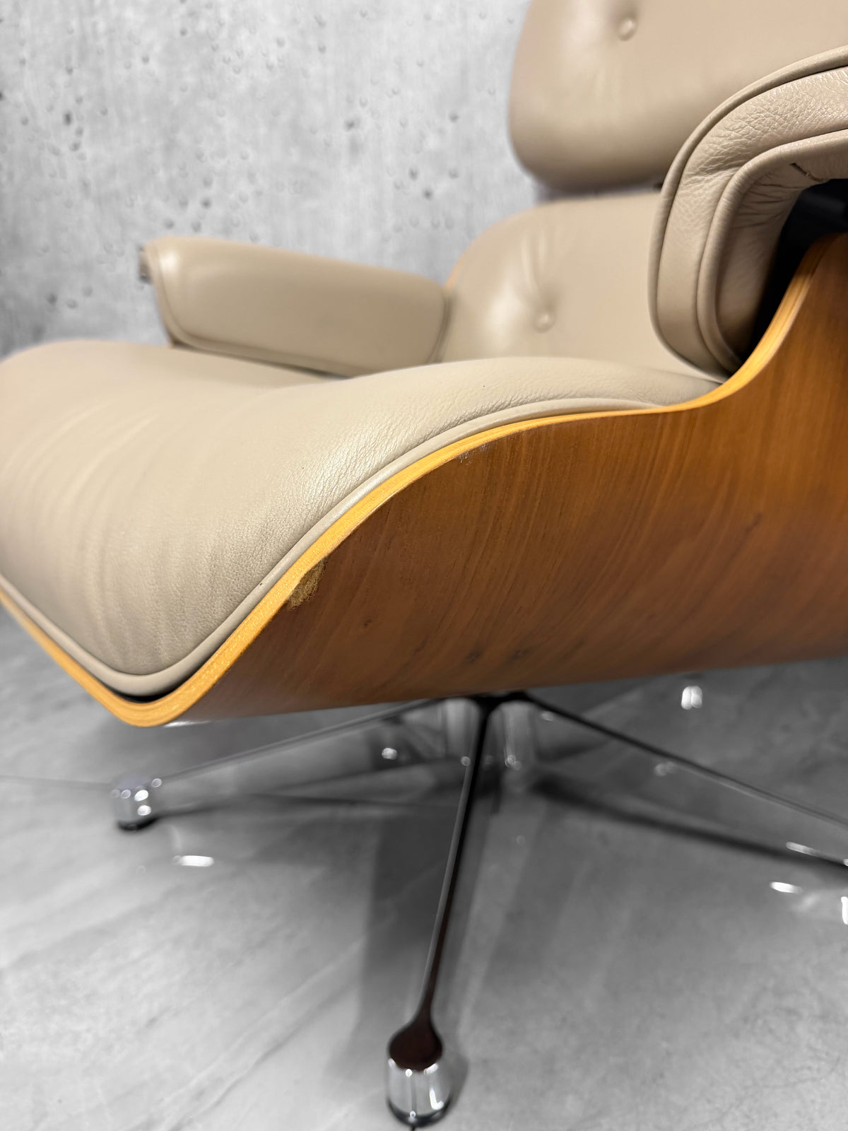 Vitra Eames 670 Lounge Chair American Cherry Sand Leather Preowned