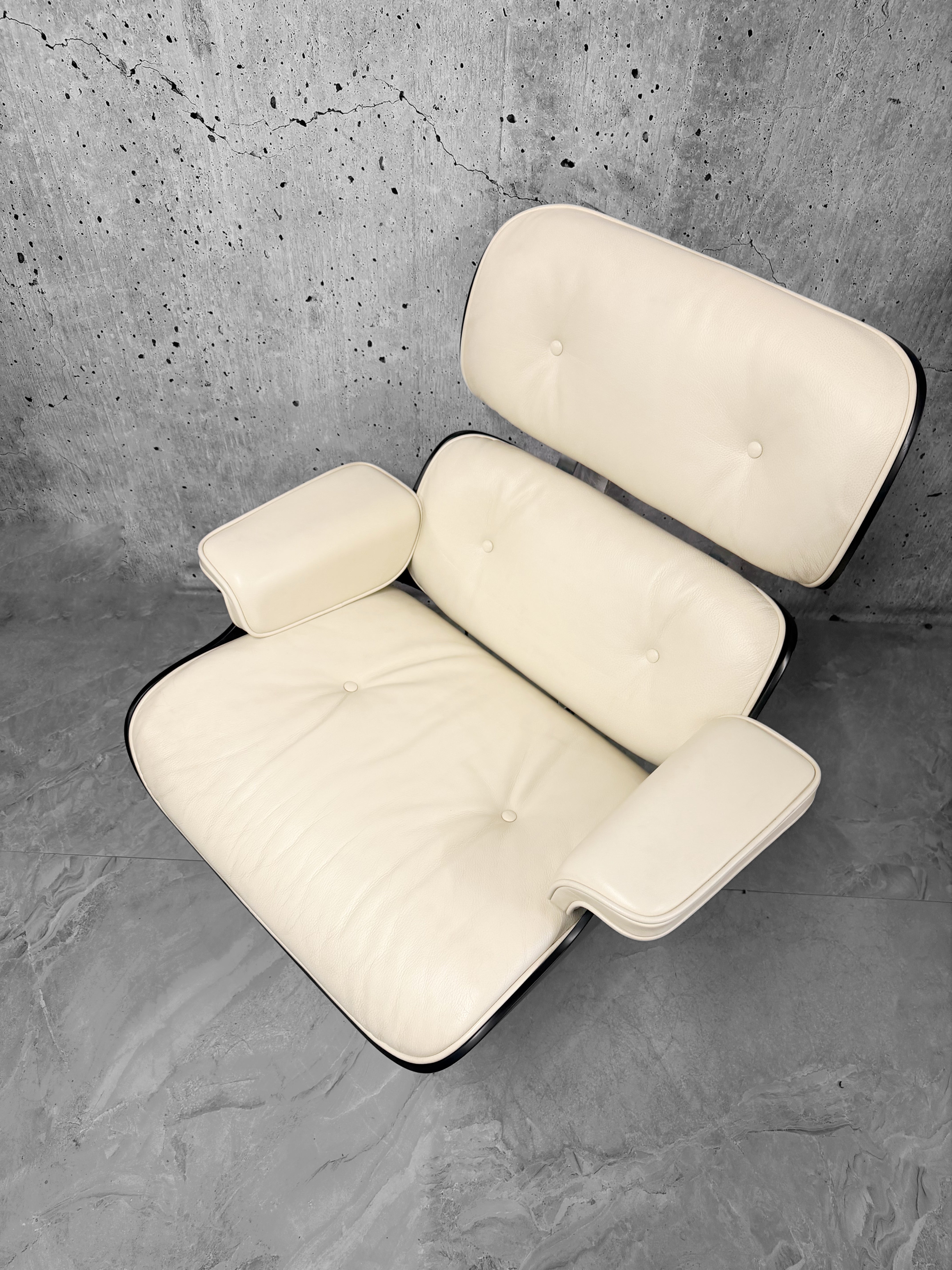 Vitra Eames 670 Lounge Chair & Ottoman Black Chestnut Snow Leather Preloved