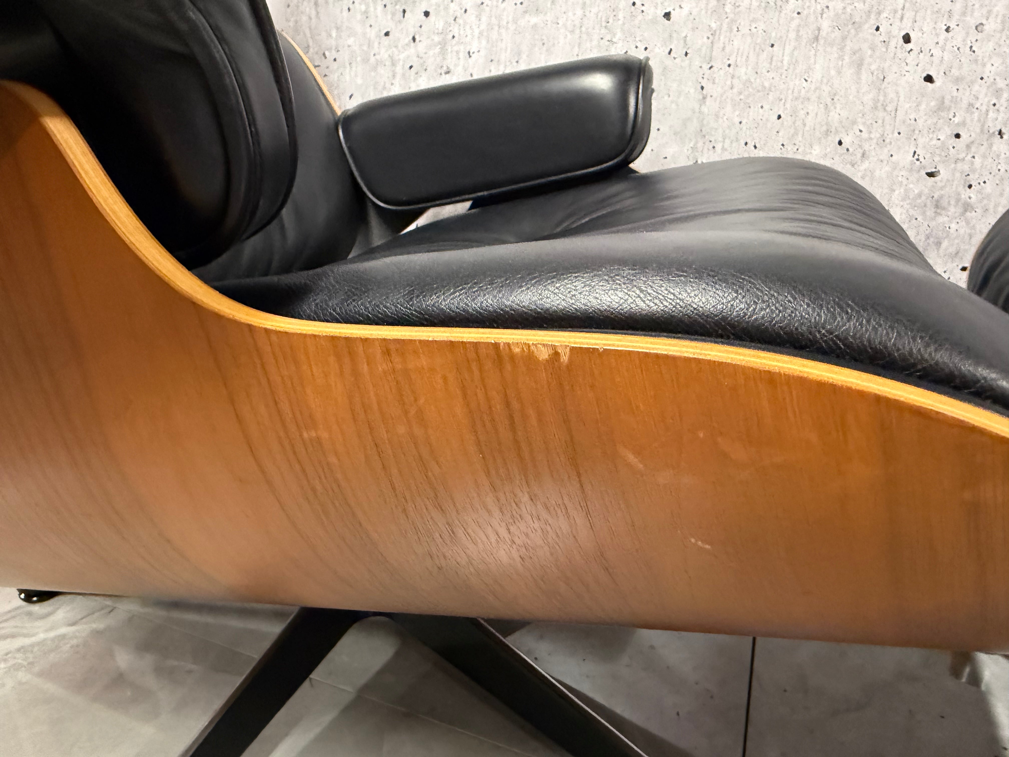 Vitra Eames 670 Lounge Chair & Ottoman American Cherry Preloved