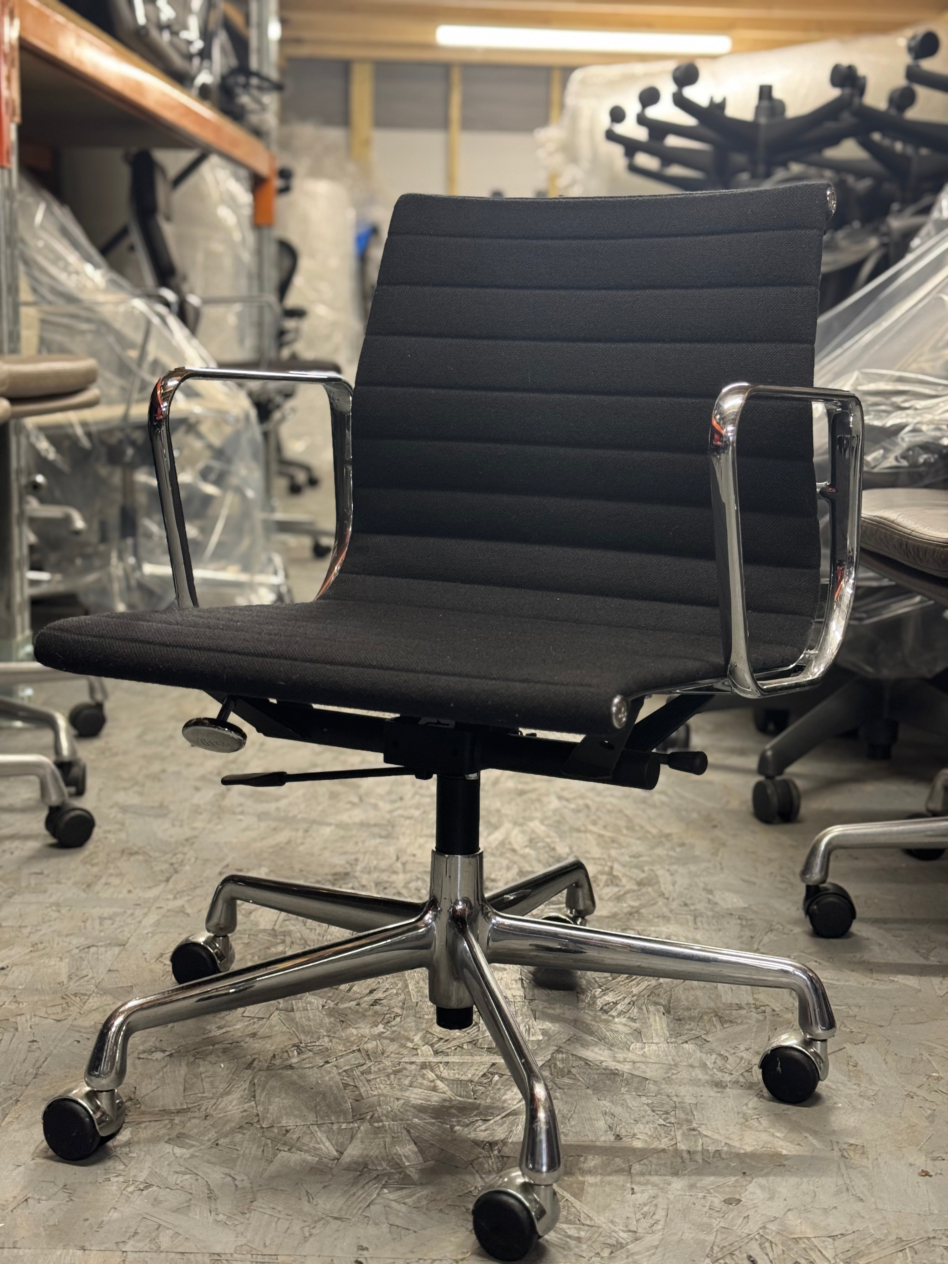 Vitra Eames EA117 Black Hopsak Office Chair