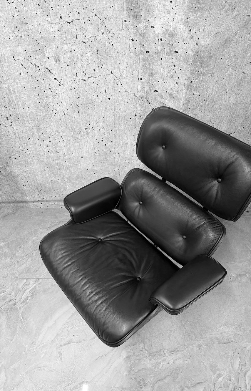 Vitra Eames 670 Lounge Chair & Ottoman Black Chestnut Black Leather Preloved