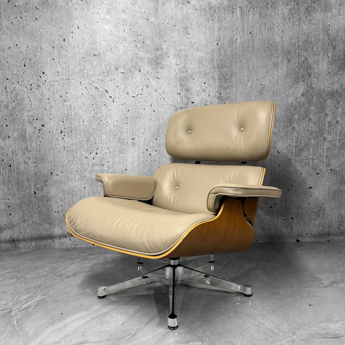 Vitra Eames 670 Lounge Chair American Cherry Sand Leather Preowned