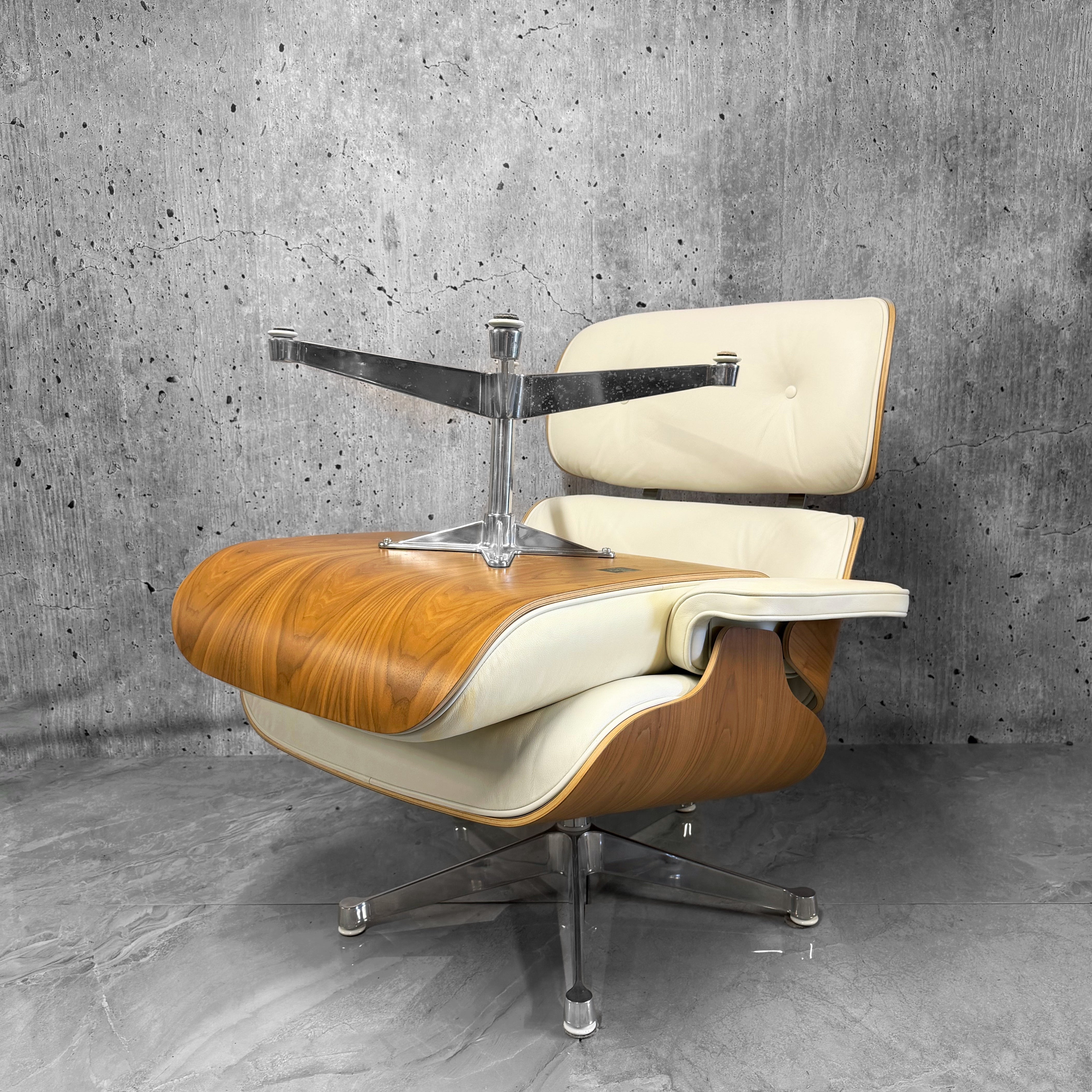 Vitra Eames 670 Lounge Chair & Ottoman American Cherry Snow Leather Preloved