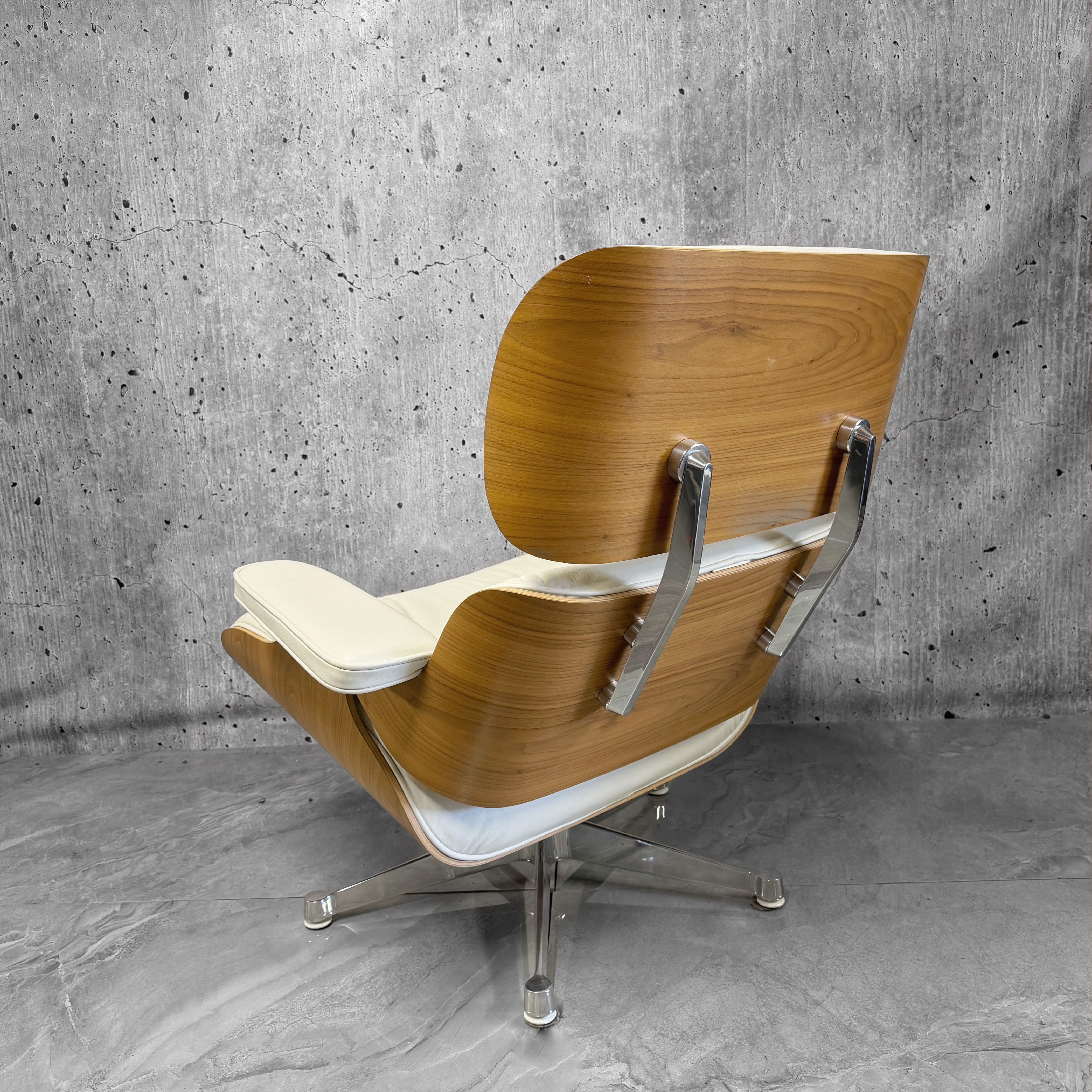 Vitra Eames 670 Lounge Chair & Ottoman American Cherry Snow Leather Preloved