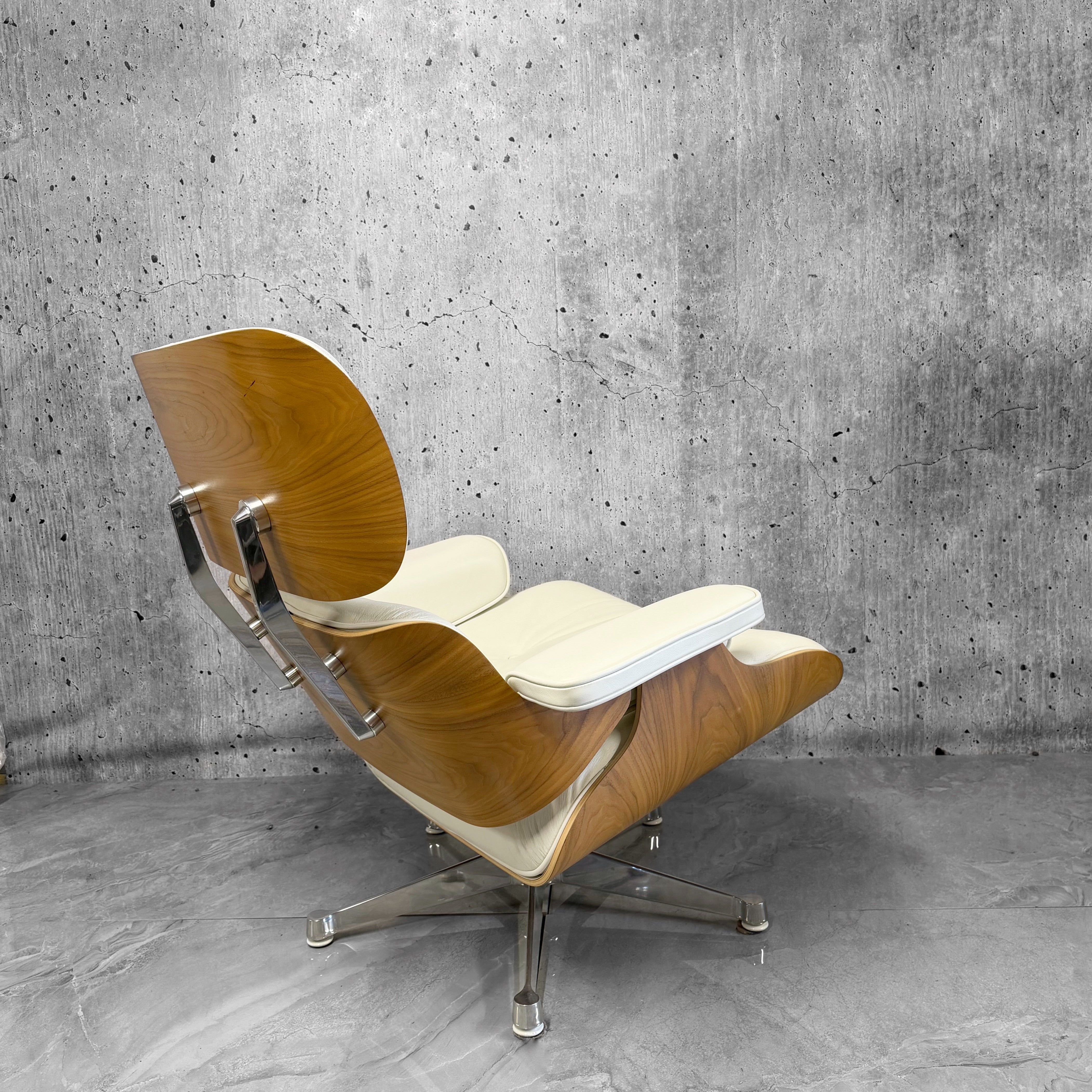 Vitra Eames 670 Lounge Chair & Ottoman American Cherry Snow Leather Preloved