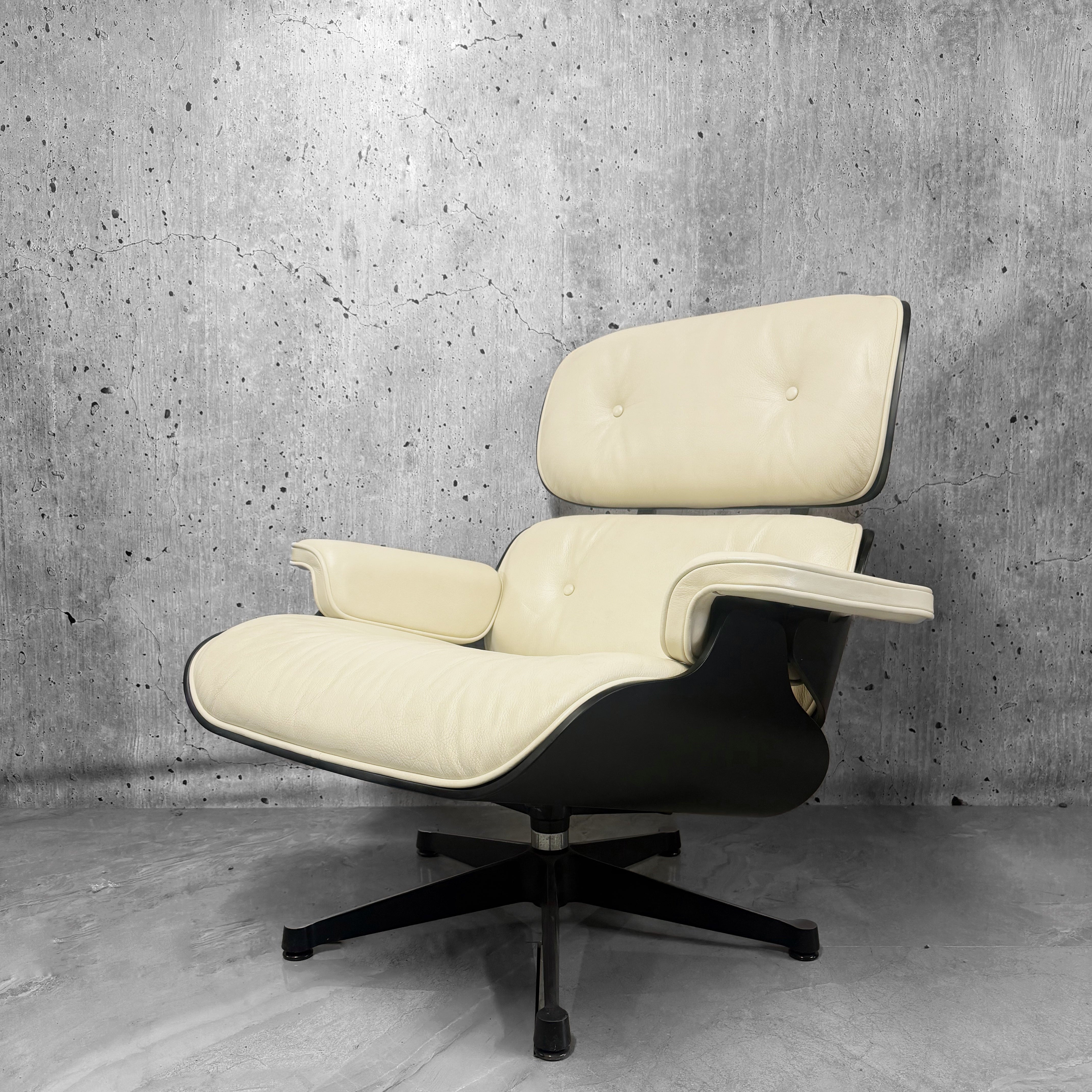 Vitra Eames 670 Lounge Chair & Ottoman Black Chestnut Snow Leather Preloved