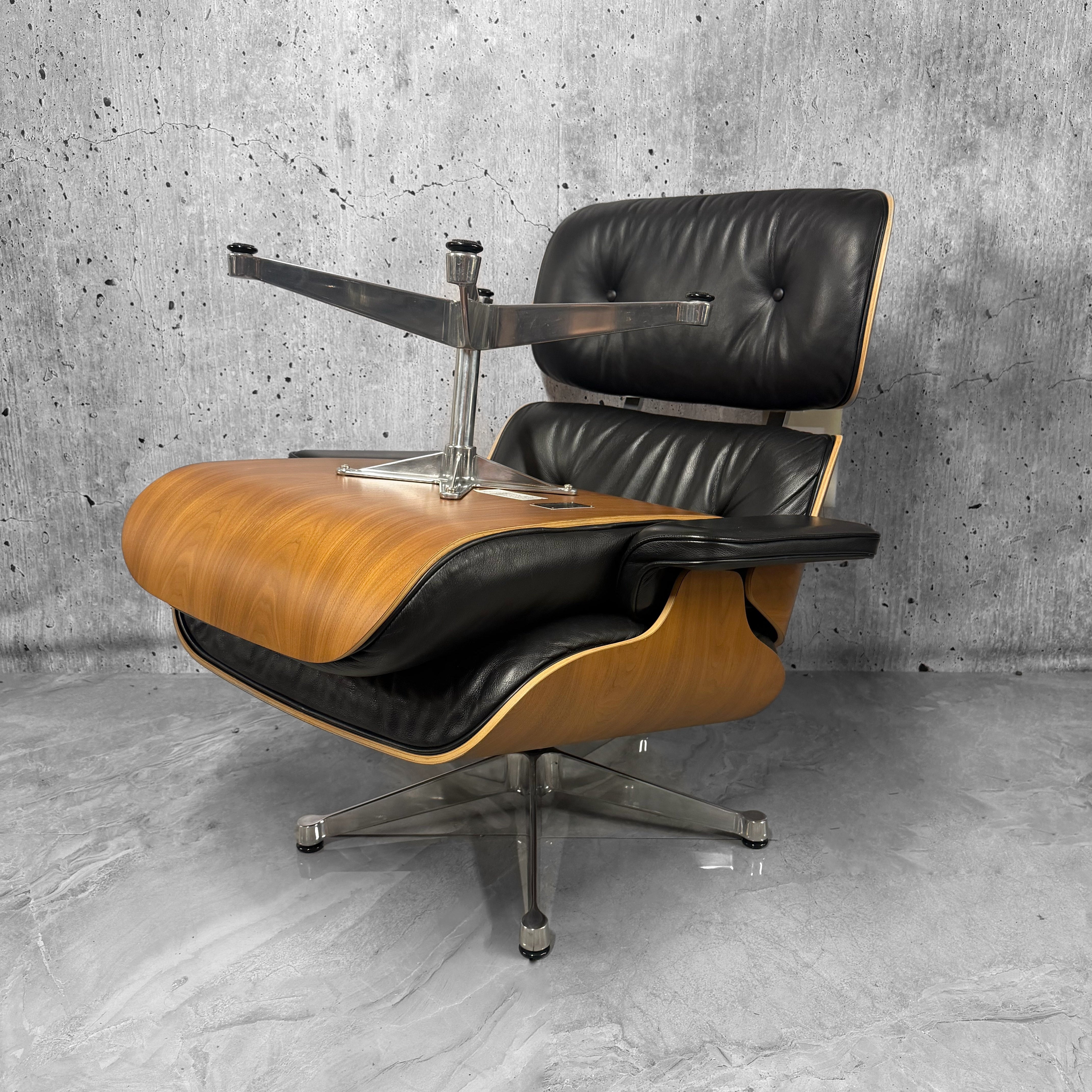 Vitra Eames 670 Lounge Chair & Ottoman Walnut Chrome Preloved