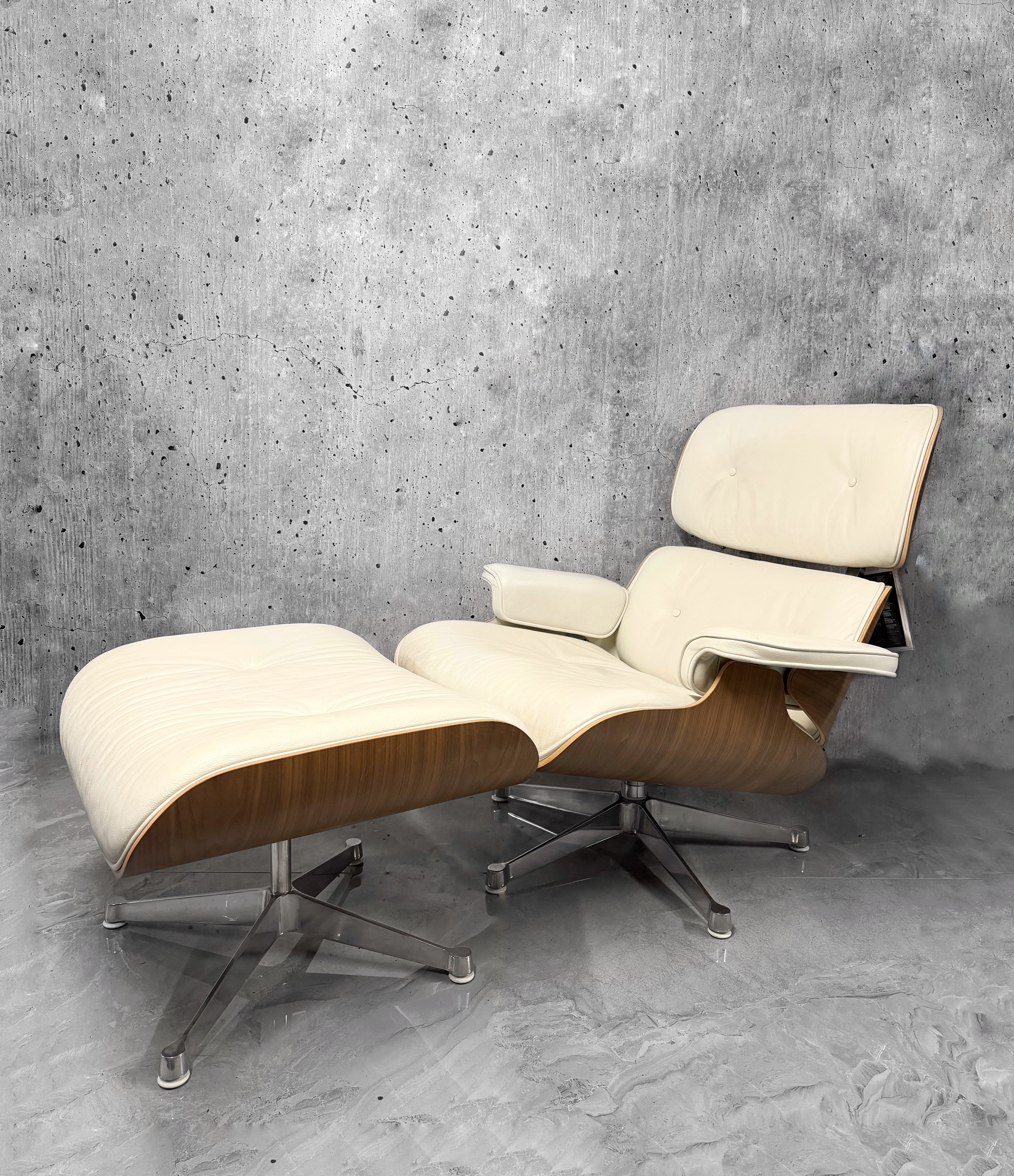 Vitra Eames 670 Lounge Chair & Ottoman Walnut Snow Preloved
