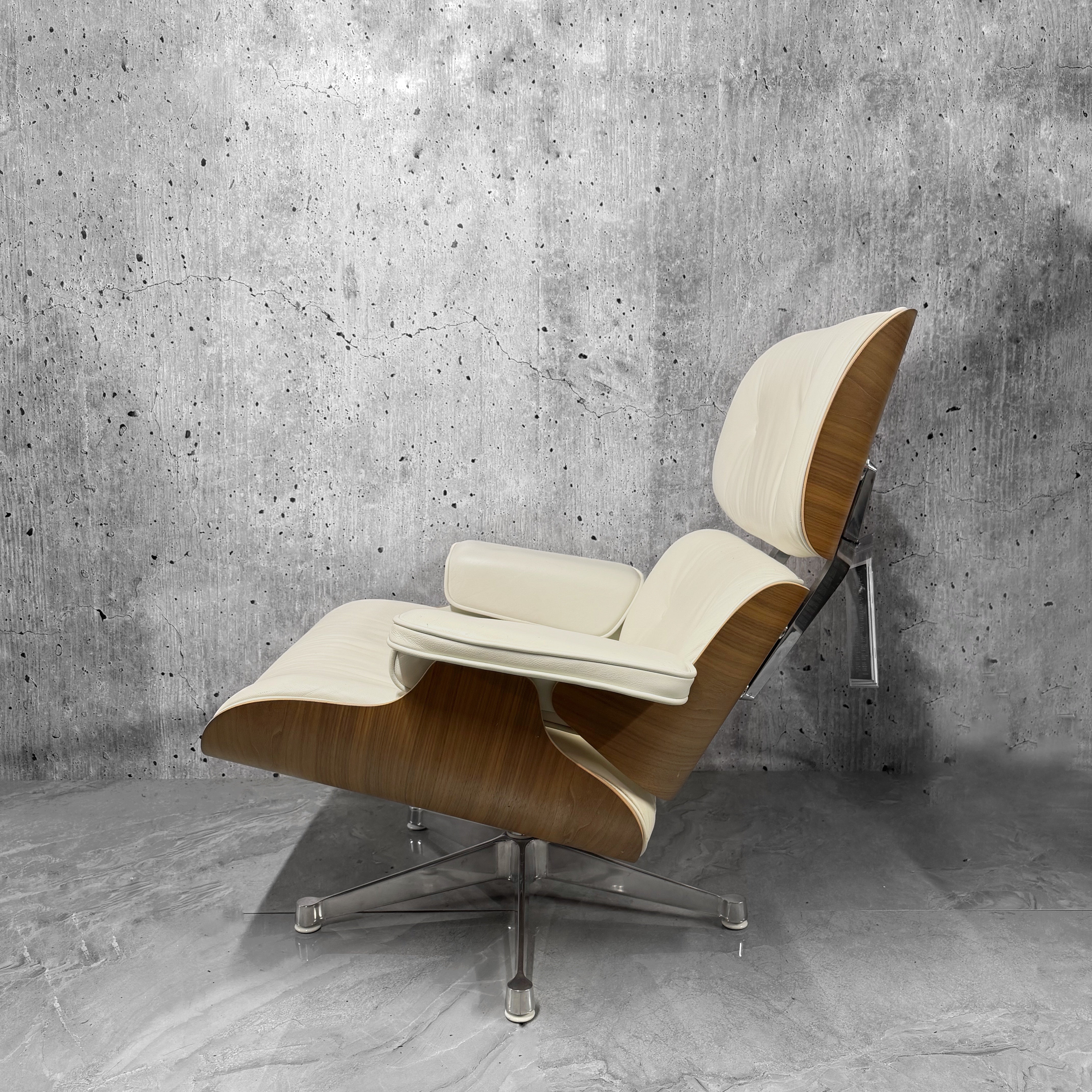 Vitra Eames 670 Lounge Chair & Ottoman Walnut Snow Preloved