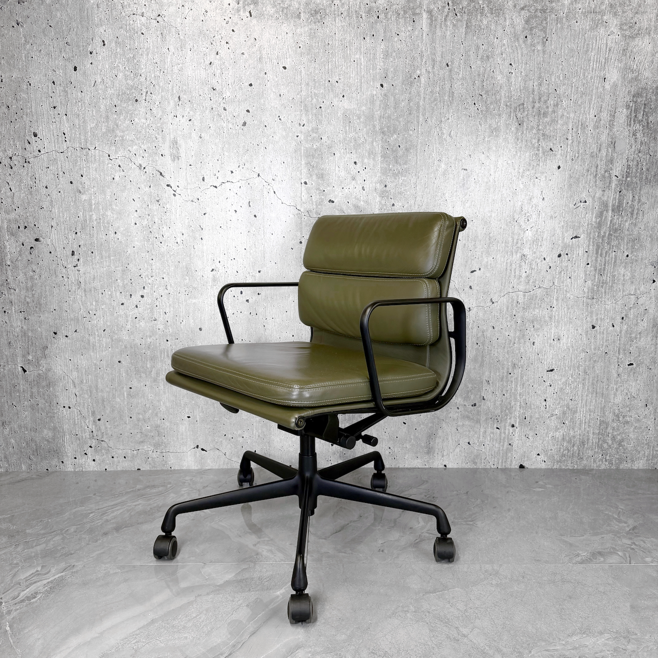 Vitra Eames EA217 Khaki Leather Softpad Black Frame